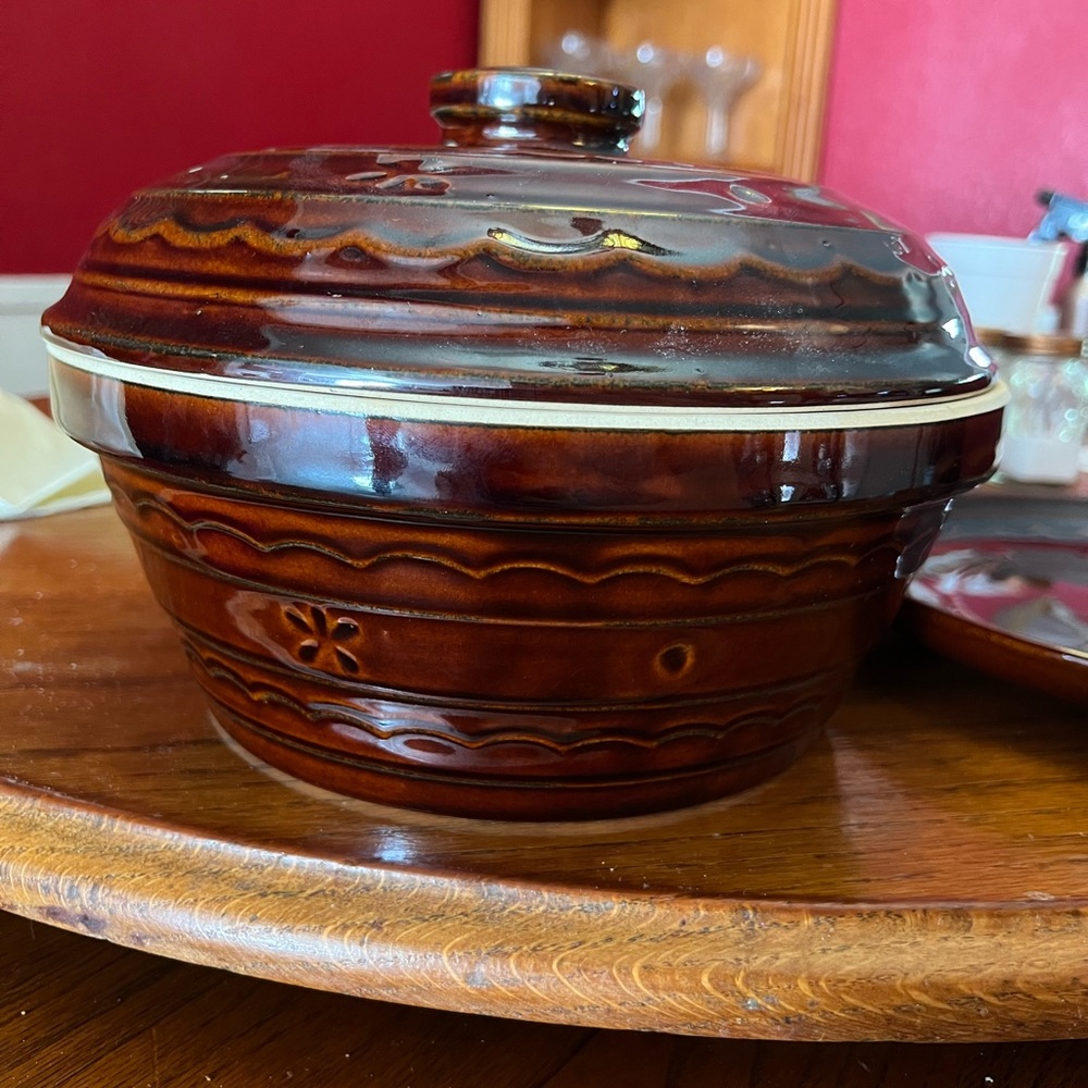 Mar Crest bean pot with matching plate